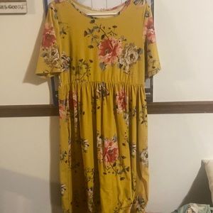 Nice yellow dress with flowers with stretchy fiber